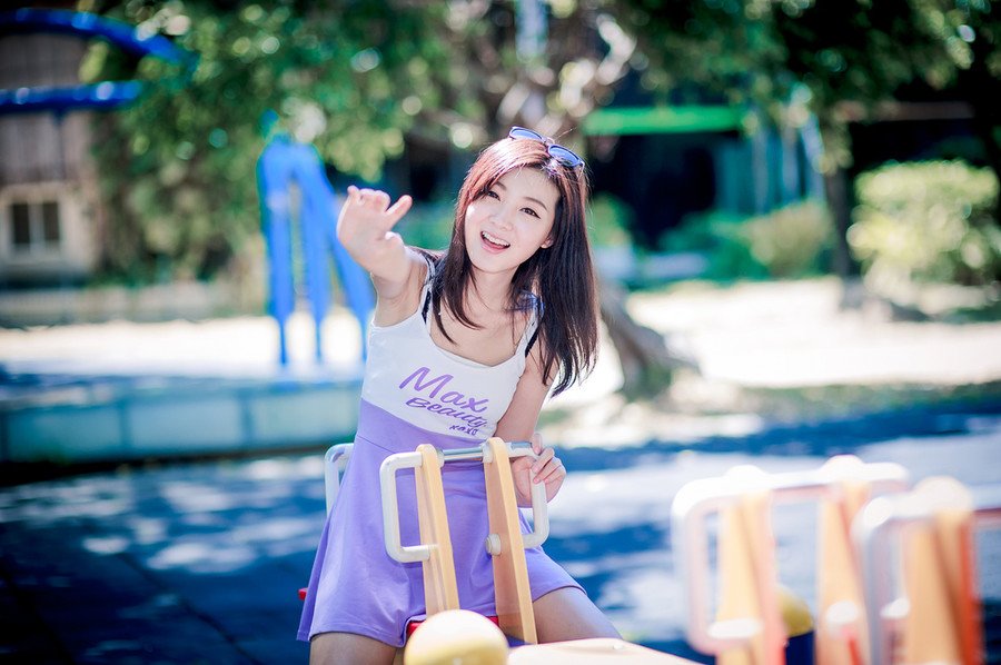 “让人进去探营，告诉他们，找到什么东西，都是他们的。”庞德皱了皱眉，挥手道，这条命令，自然是针对西域胡兵而下的。